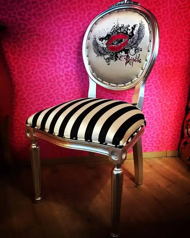 Pompöös by Casa Padrino Luxury Baroque Dining Chair Black / White Stripes / Silver - Pink Lips - Pompööser Baroque Chair designed by Harald Glööckler Schnäppchen