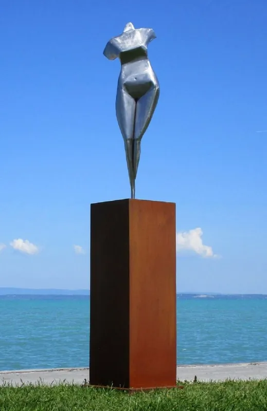 Casa Padrino XXL Garten Deko Metall Skulptur Frau auf Säule Silber / Rost H. 205 cm Sichere Zahlung