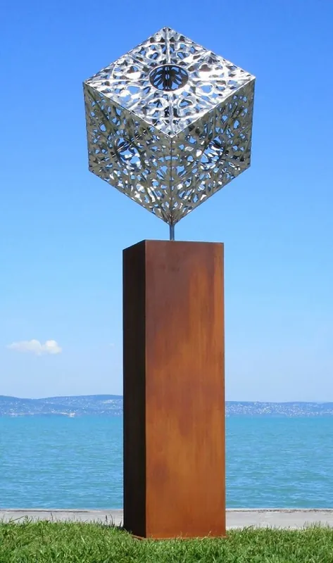 Casa Padrino XXL Garten Deko Metall Skulptur Würfel auf Säule Silber / Rost H. 216 cm Sofort Bestellen