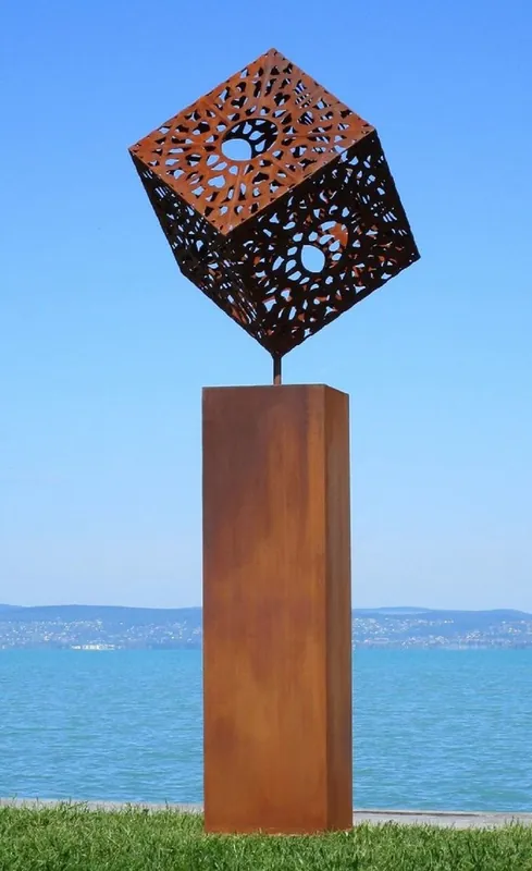 Casa Padrino XXL Garten Deko Metall Skulptur Würfel auf Säule Rost H. 216 cm Garantierte Lieferung