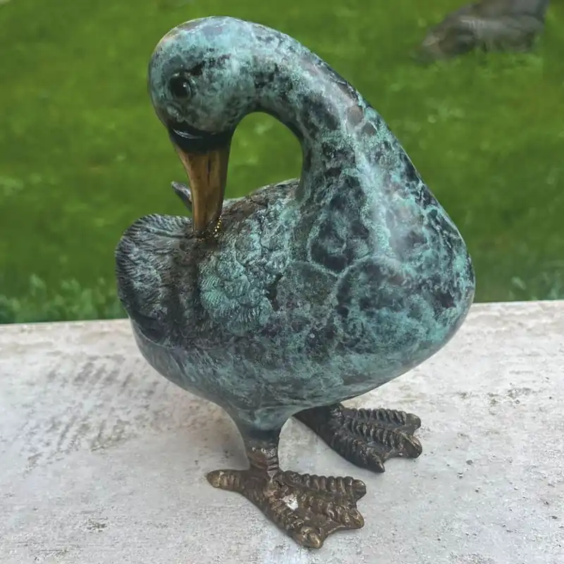 Preis Gesenkt Casa Padrino Decorative Bronze Figurine Duck Mint Green / Bronze H. 16 cm - Garden Decoration