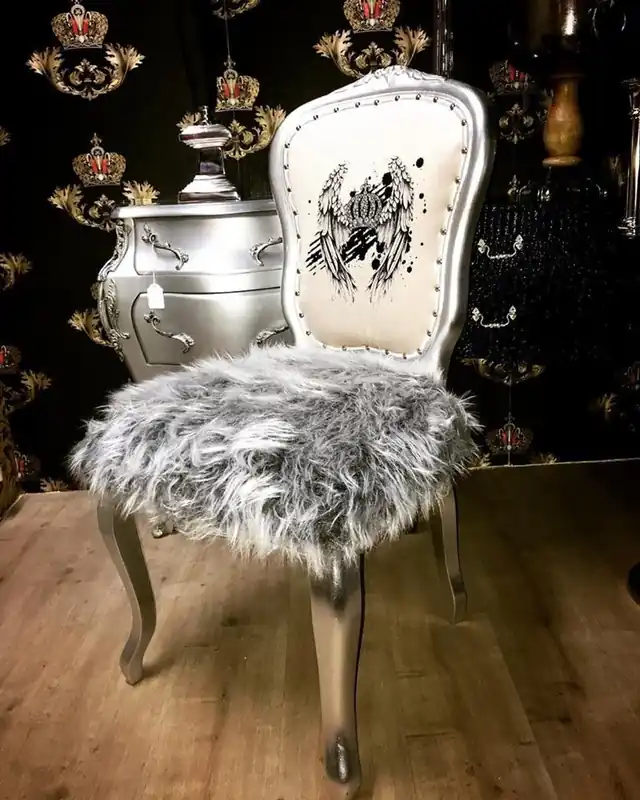 Schneller Versand Pompöös by Casa Padrino Chaise baroque de luxe en fausse fourrure argent / couronne blanche avec strass - Chaise baroque Pompööser conçue par Harald Glööckler