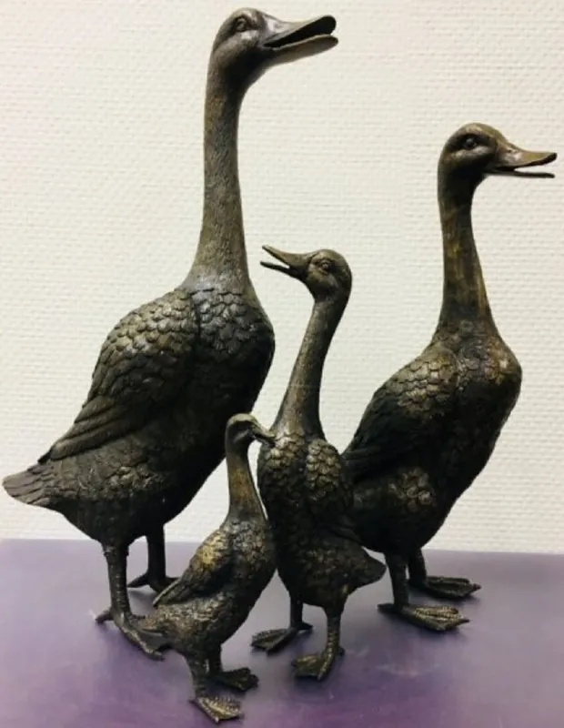 Super-Preis Casa Padrino ensemble de figurines en bronze de luxe famille de canard en bronze / or 15 x 15 x H. 53 cm - Chiffres de Décoration de Luxe