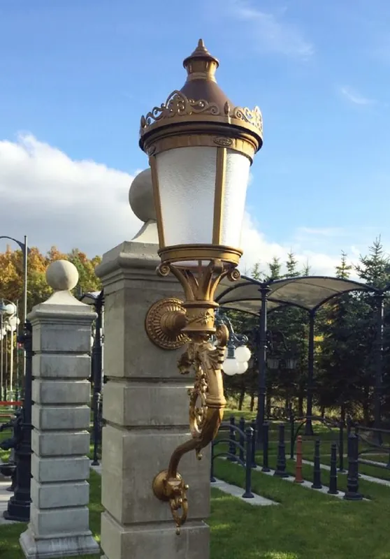 Neu Im Sortiment Casa Padrino applique murale d'extérieur baroque or / verre dépoli H. 237 cm - Immense applique d'extérieur de jardin