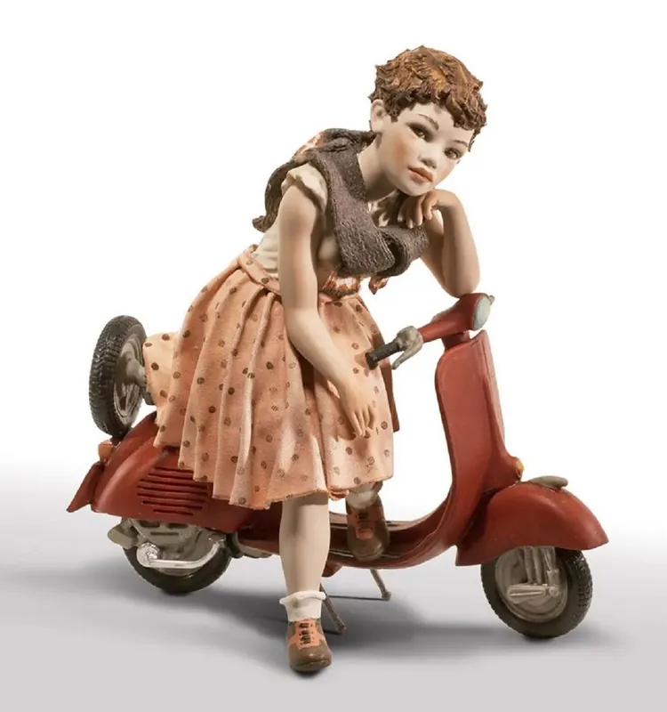 Casa Padrino sculpture décorative en porcelaine fille avec scooter H. 27,5 cm - Fabriqué en Italie Finale Aktion