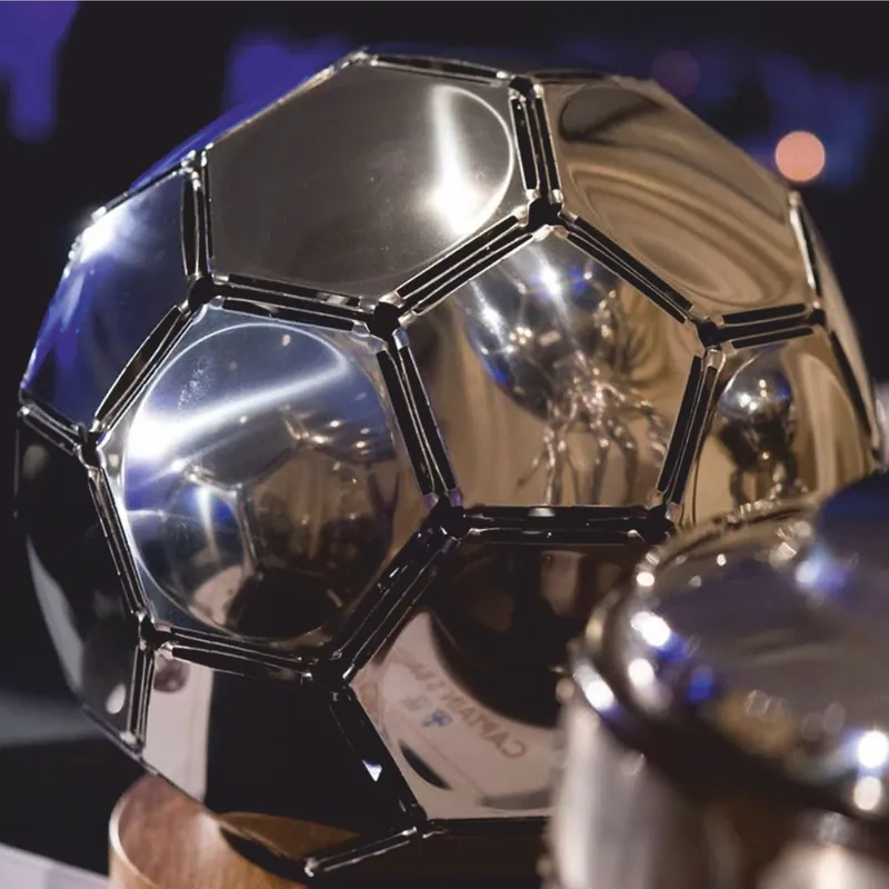 Casa Padrino ballon de football de luxe en acier inoxydable argent Ø 27 cm - Accessoires de décoration de luxe Kracherpreis