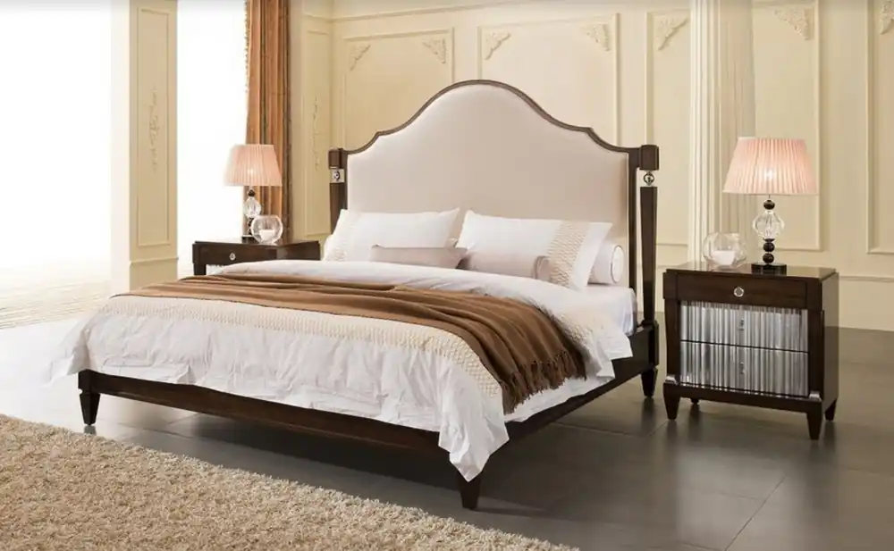 Casa Padrino letto matrimoniale neoclassico beige chiaro / marrone scuro / argento 193 x 218 x A. 168 cm - Letto in legno massello con testiera e tessuto in velluto pregiato - Mobili camera da letto Top-Seller