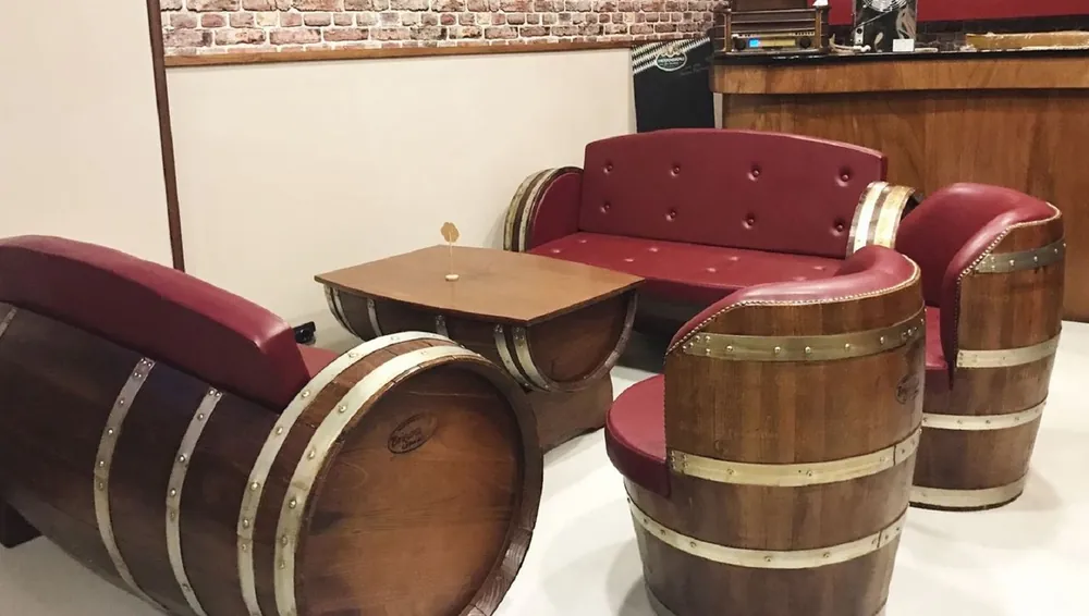 Casa Padrino set di mobili di lusso per botti di vino bordeaux rosso / marrone / argento - 2 Divani e 2 Poltrone e 1 Tavolino da Caffè - Mobili per botti di vino giardino terrazze gastronomia Rabatt