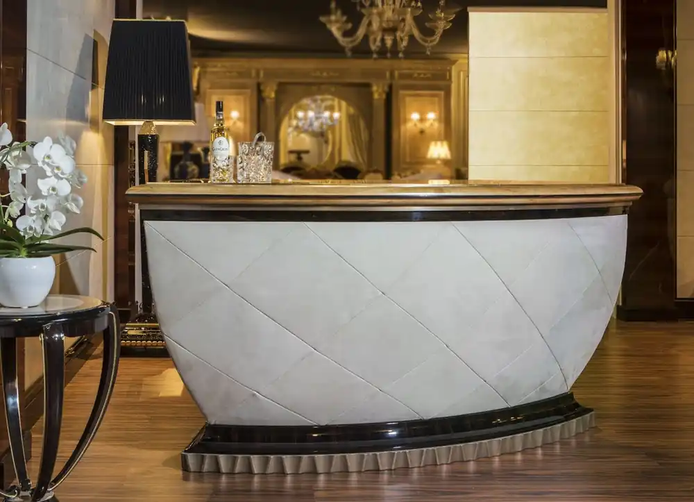 Casa Padrino Bancone Bar di Lusso con Frigorifero Bianco / Naturale / Marrone Scuro / Grigio 225 x 102 x A. 98 cm - Tavolo da Bar Fatto a Mano - Bar per Casa - Mobili per Hotel - Fatto in Italia Saisonangebot