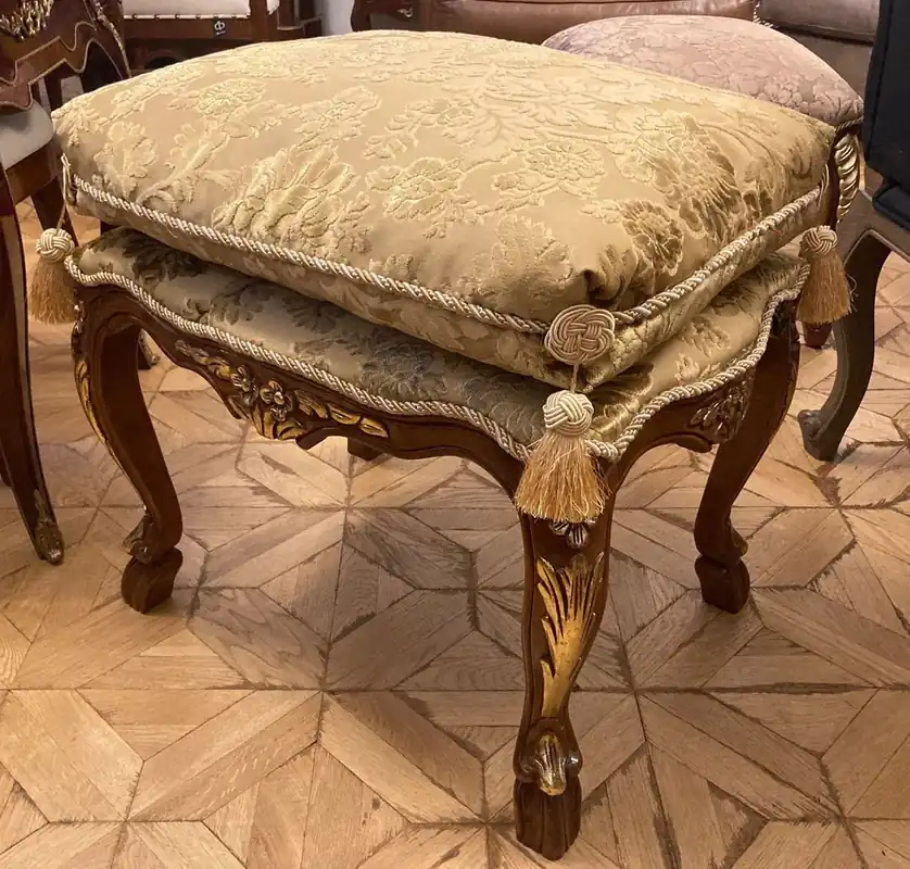 Sgabello barocco di lusso Pompöös by Casa Padrino con cuscino motivo beige / marrone / oro - Pomposo sgabello barocco disegnato da Harald Glööckler - Mobili barocchi - Nobile e Magnifico Meistverkauft