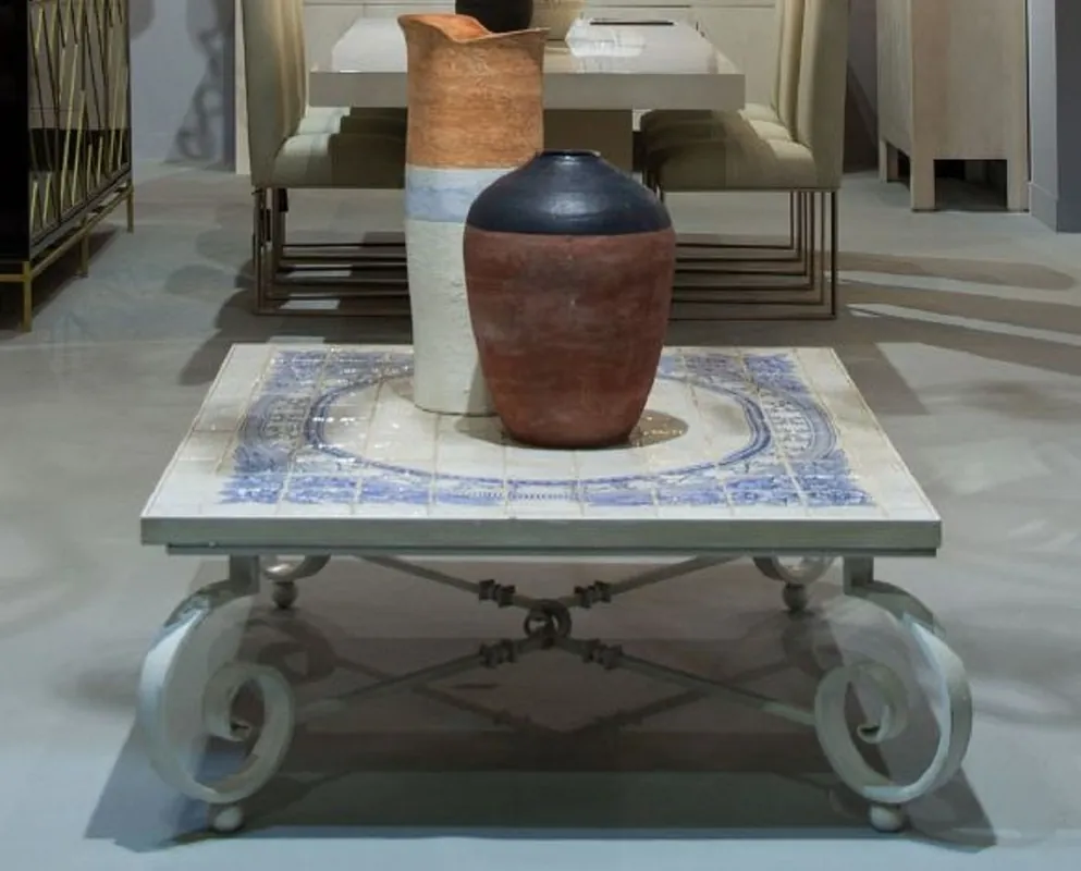 Neue Kollektion Casa Padrino tavolo da salotto barocco di lusso crema / blu / bianco 136 x 106 x A. 42 cm - Tavolo da giardino con piano in piastrelle ceramica e gambe ferro battuto - Mobile soggiorno e giardino