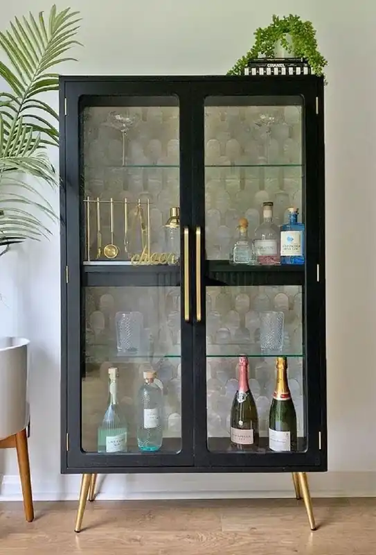 Casa Padrino vetrina di lusso con illuminazione a led nero / oro 124 x 57 x A. 177 cm - Vetrina illuminata in legno massello con 2 ante in vetro - Mobile soggiorno di lusso Direkt Vom Hersteller