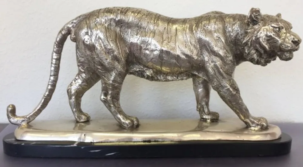 Casa Padrino figura de bronce sobre base de mármol plata / negro 48 x 14 x H. 25 cm - Figura Decorativa de Lujo Preisknaller