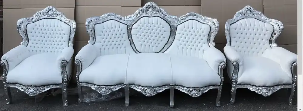 Conjunto de sofás Casa Padrino Baroque Aspecto de cuero blanco / plateado + 2 sillones con pedrería - Living Baroque Schnäppchen