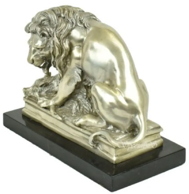 Casa Padrino figura de bronce de lujo con base de mármol de león con botín plata / negro 26 x 10 x H. 20 cm - Escultura de Bronce Plateado Jetzt Bestellen