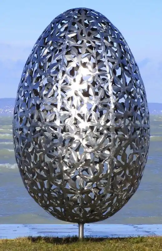 Neu Casa Padrino escultura de jardín de acero inoxidable de lujo huevo plata Ø 75 x A. 130 cm - Decoración de jardín hecha a mano resistente a la intemperie - Colección de Lujo