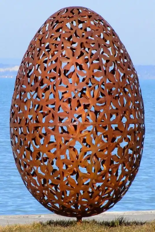 Casa Padrino escultura de jardín de acero de lujo huevo oxido Ø 75 x A. 130 cm - Decoración de jardín hecha a mano resistente a la intemperie - Colección de Lujo Meistverkauft