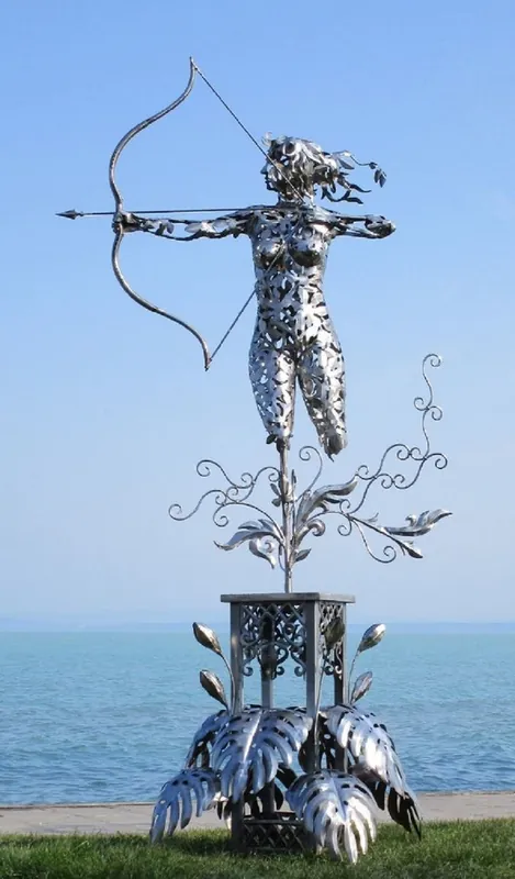 Casa Padrino escultura de jardín de acero inoxidable de lujo mujer con arco plata 160 x 100 x A. 328 cm - Decoración de jardín hecha a mano resistente a la intemperie - Colección de Lujo Garantierte Lieferung