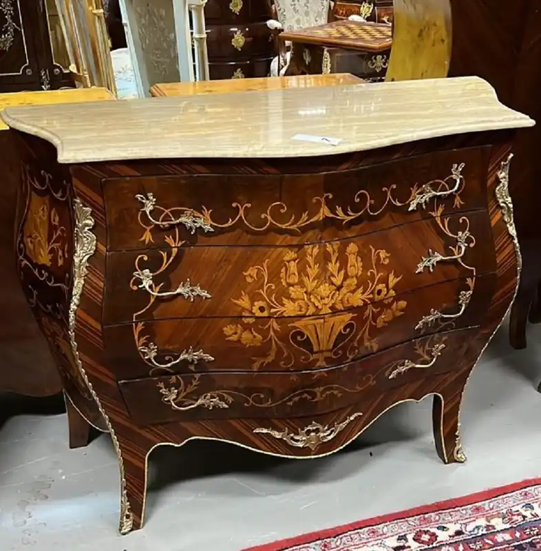 Wochenendangebot Casa Padrino cómoda barroco marrón oscuro / marrón marquetería / oro / crema - Cómoda de madera maciza hecha a mano con 4 cajones y encimera de mármol - Muebles Barrocos