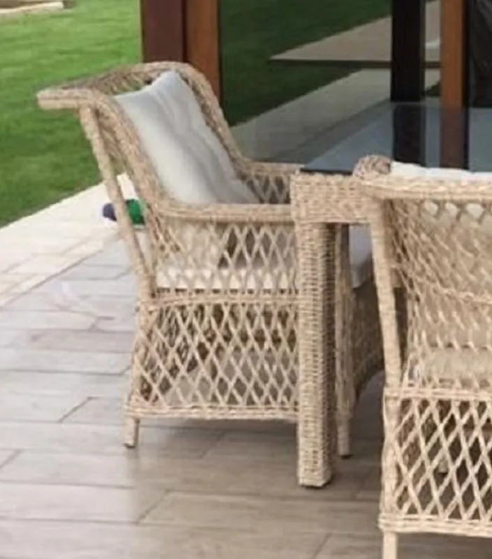 Abverkauf Casa Padrino conjunto de 6 sillas de jardín de lujo natural / blanco 57 x 61 x A. 80 cm - Sillas de ratán con reposabrazos y cojines - Muebles de jardín y terraza modernos de ratán