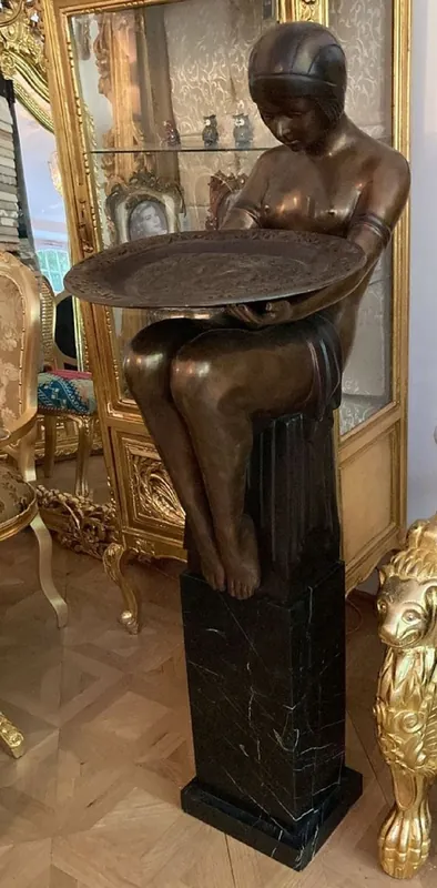 Direktkauf Casa Padrino escultura decorativa de bronce de lujo mujer con plato bronce / negro 43 x 63 x A. 145 cm - Figura decorativa con base de mármol - Decoración de Salón - Decoración de Oficina
