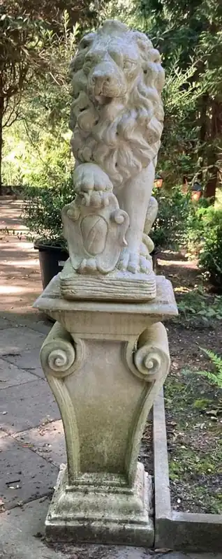 Aktuell Casa Padrino escultura de decoración de jardín barroco león con pilar blanco 42 x 45 x A. 152 cm - Magnífica figura de piedra con pilar - Accesorios de decoración de terrazas y jardines barrocos