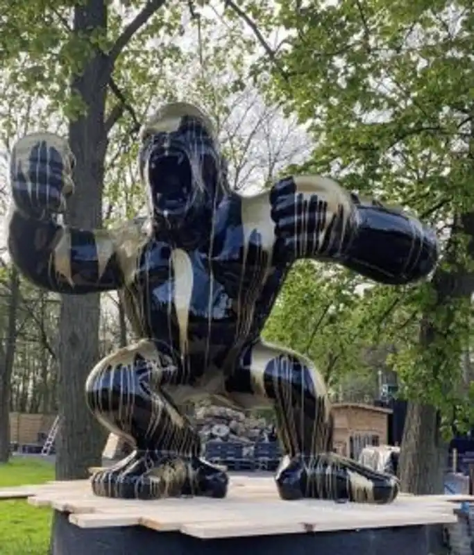 Enorme escultura decorativa de diseño Casa Padrino XXL Gorila Mono Negro / Oro 180 x H. 200 cm Billig
