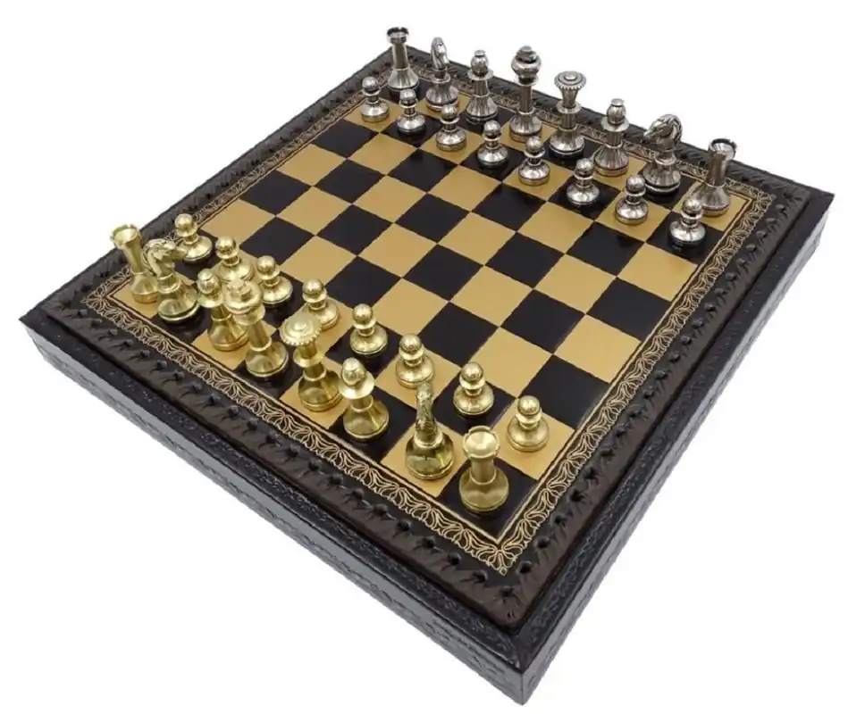 Aktuell Casa Padrino conjunto de ajedrez de lujo negro / oro / plata 28 x 28 x A. 3,5 cm - Tablero de ajedrez de material similar al cuero con piezas de ajedrez de latón - Accesorios de lujo