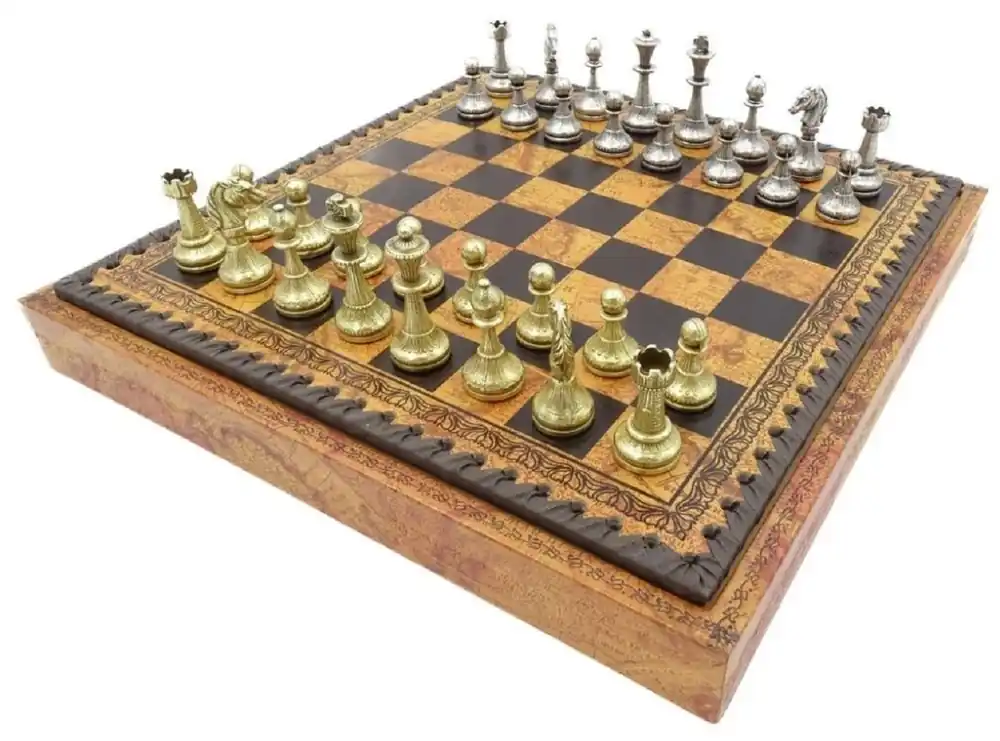 Super-Preis Casa Padrino conjunto de ajedrez de lujo marrón / negro / oro / plata 28 x 28 x A. 3,5 cm - Tablero de ajedrez de material similar al cuero con piezas de ajedrez de metal - Accesorios de lujo