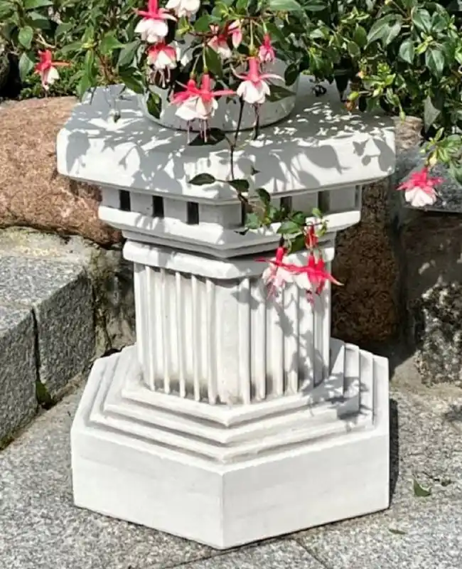 Markenprodukt Casa Padrino pilar decorativa de jardín barroco blanco / gris 40 x 40 x A. 43 cm - Pilar de piedra de estilo antiguo - Magnífica pilar de jardín - Decoración de terrazas y jardines barrocos