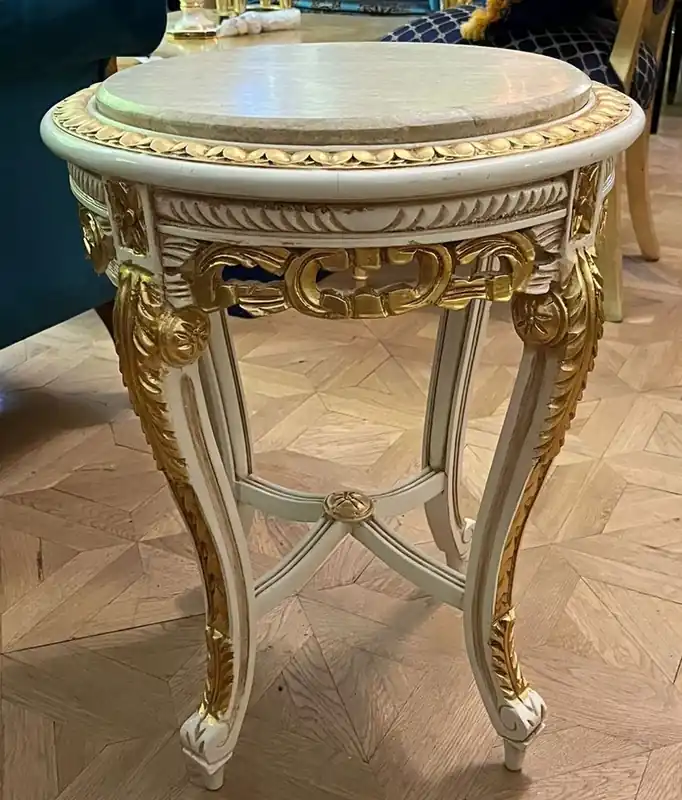 Markenware Casa Padrino mesa auxiliar barroco blanco / oro / crema - Mesa de madera maciza de estilo antiguo con tapa de mármol - Muebles de salón estilo barroco - Muebles estilo antiguo - Muebles barrocos