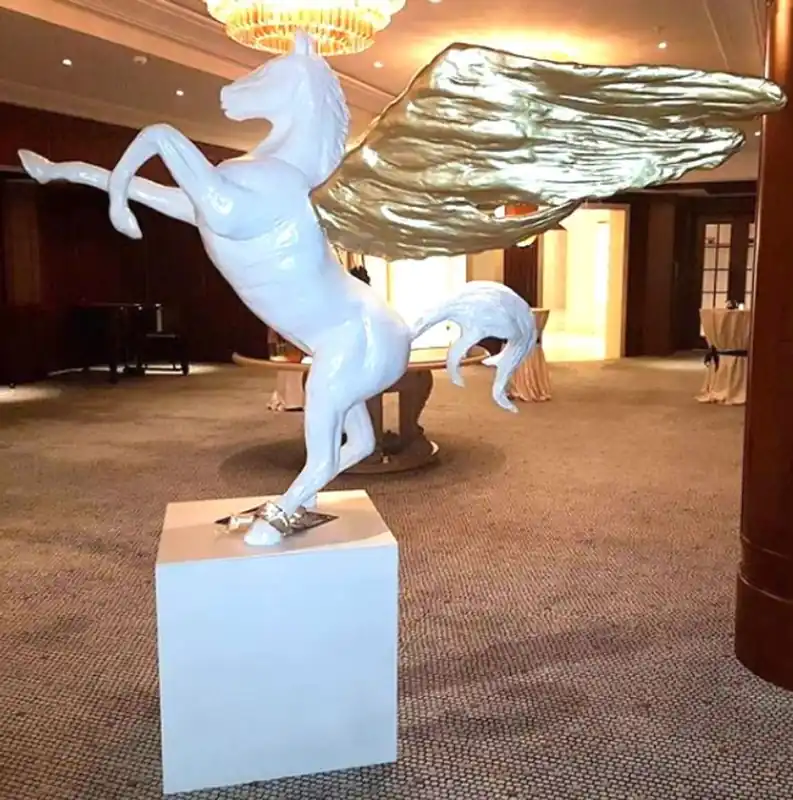 Angebot Casa Padrino figura decorativa de lujo Caballo Pegaso blanco / oro 192 x A. 200 cm - Escultura de decoración de jardín resistente a la intemperie - Decoración de Hotel y Restaurante