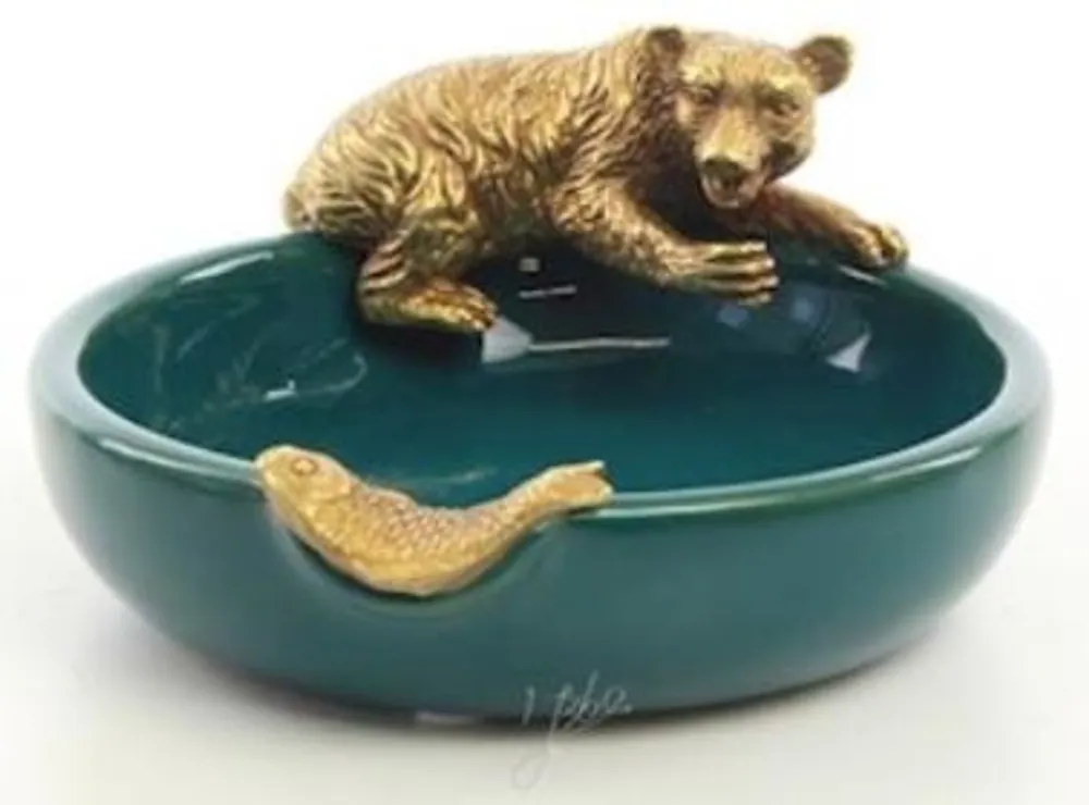 Sonderangebot Casa Padrino cenicero de porcelana de diseño con figuras de bronce oso y pez verde / oro 13 x 11,6 x A. 5,7 cm - Accesorios Decorativos