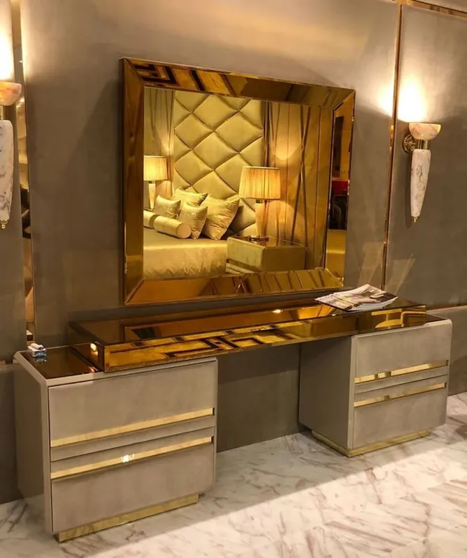 Preisreduziert Casa Padrino conjunto de muebles de dormitorio de lujo taupe / gold - Tocador noble con espejo de pared - Muebles de Hotel - Calidad de Lujo - Hecho en Italia