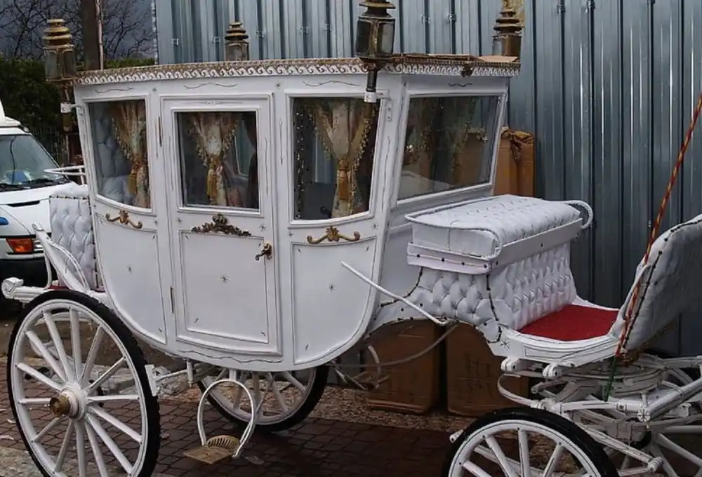 Direkt Vom Hersteller Casa Padrino carruaje barroco tirado por caballos blanco / rojo / oro - Magnífico carruaje nupcial - Carruaje hecho a mano en estilo barroco - Noble y Magnífico