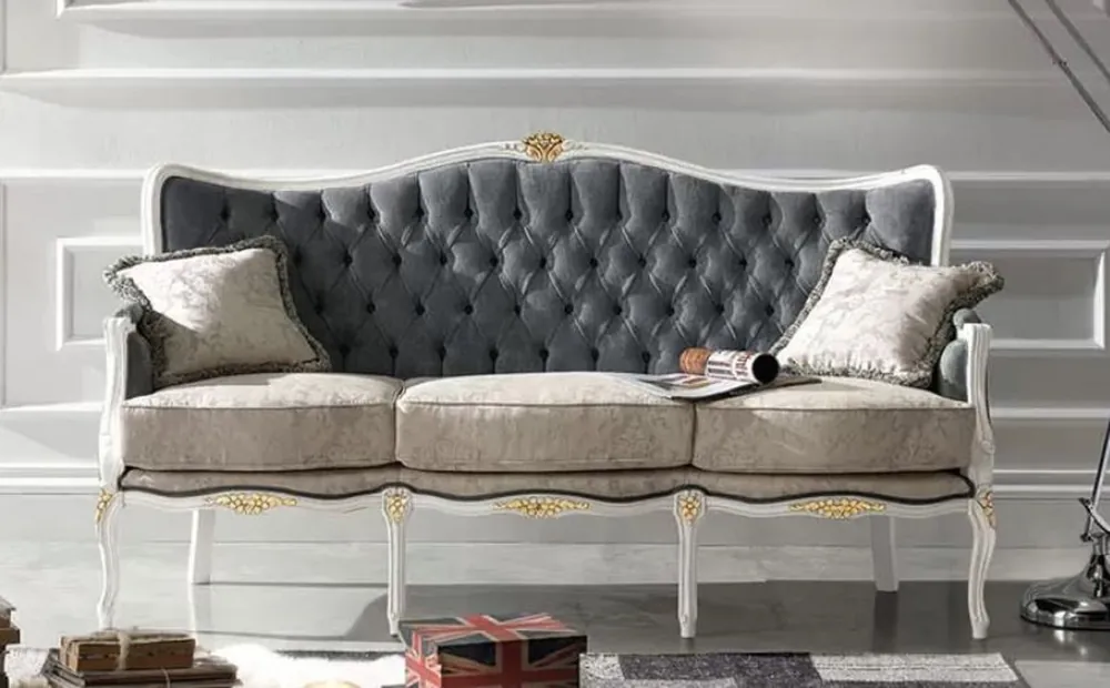 Casa Padrino sofá barroco de lujo gris / gris claro / blanco / oro - Sofá de salón noble con patrón elegante y 2 cojines decorativas - Muebles Barrocos - Calidad de Lujo - Hecho en Italia Top-Seller